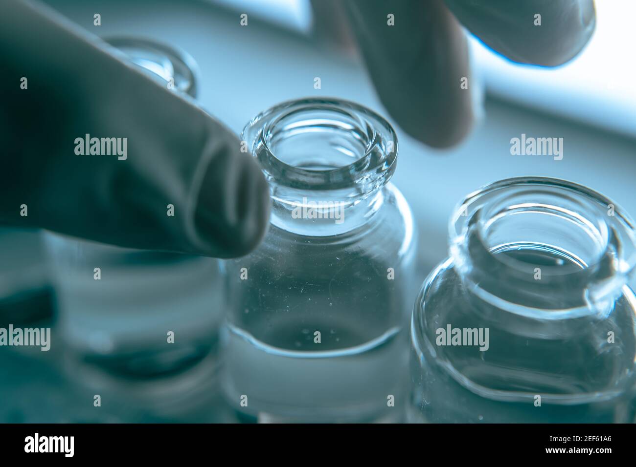 Wissenschaftler, die einen Impfstoff in einem Labor entwickeln Stockfoto