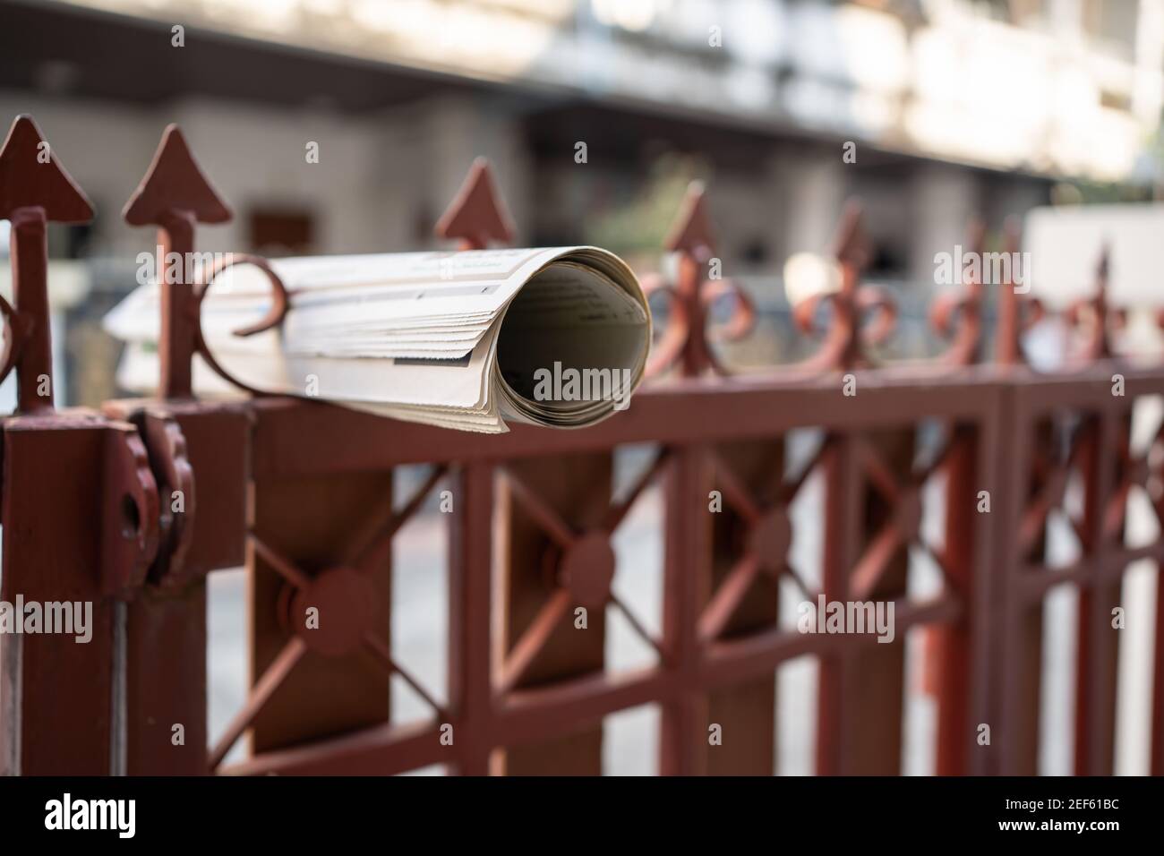 Die Zeitung wurde am Haustor geliefert Stockfoto