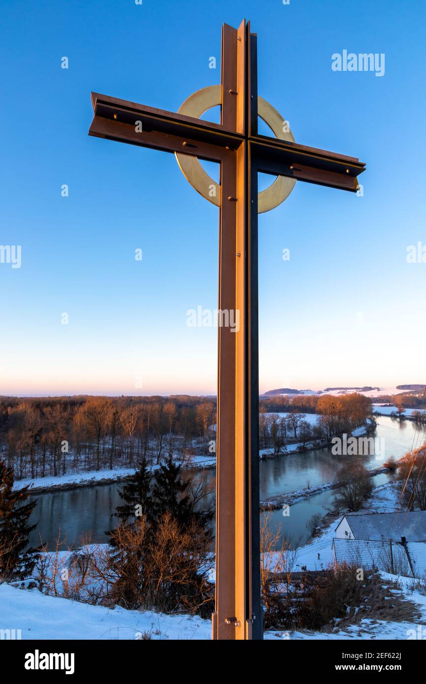 Eisenkreuz über die Donau im Winter in Lechsend, Bayern, Deutschland Stockfoto