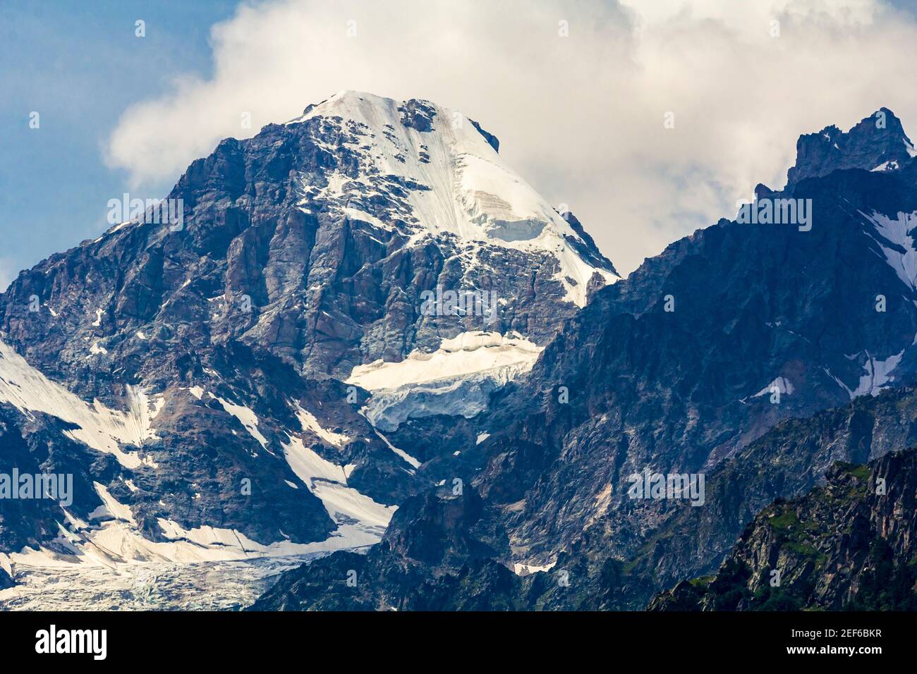Die Kaukasusberge, ein Gletscher auf den Felsen, vom Gletscher gibt es drei Wasserfälle. Eine tolle faszinierende Landschaft. Stockfoto