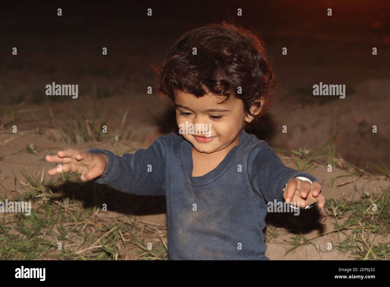 Ein kleines indisches Kind, das nach der Dämmerung im Garten spielt.schöne Kinder Indiens, Kindheit, das lächelnde Gesicht eines kleinen Kindes, die Zukunft Indiens, tod Stockfoto
