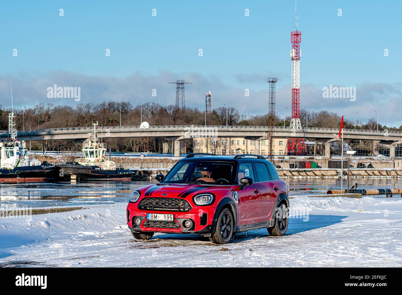 Ventspils, Lettland, 6. Februar 2021: Mini Cooper S Countryman - Hybridauto wurde an einem kalten Wintertag auf der Seite des Hafenkanals geparkt Stockfoto