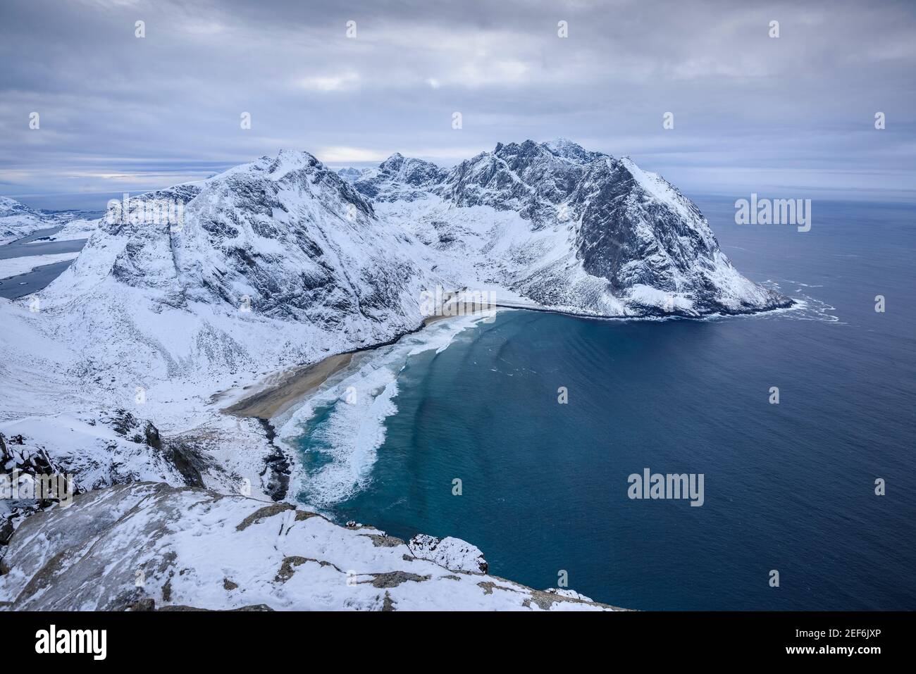 Winteransichten vom Ryten-Gipfel (Lofoten, Norwegen) ESP: Vistas invernales desde la cima del Ryten (Lofoten, Noruega) Stockfoto