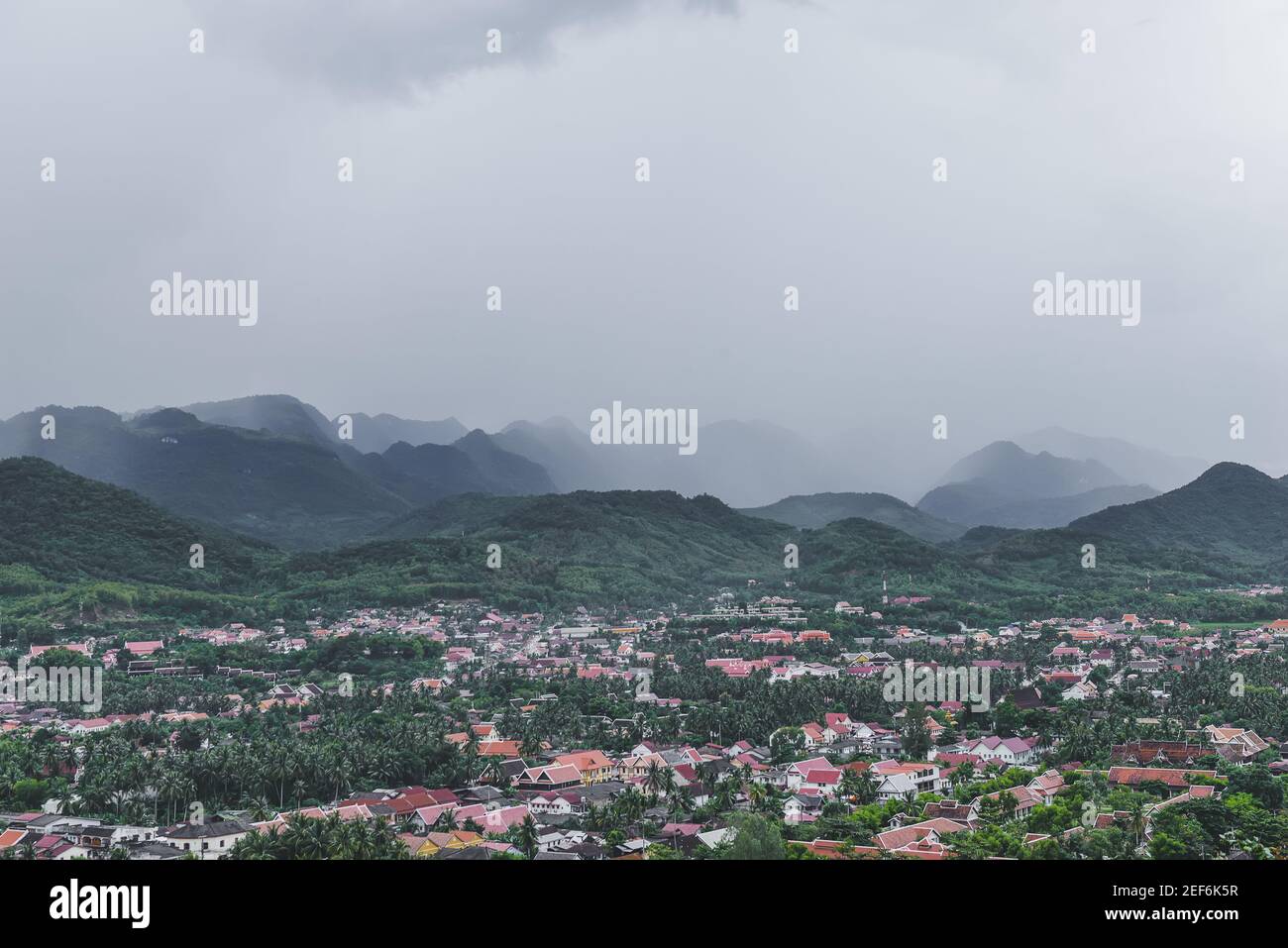 Draufsicht auf LuangPrabang Stadt in Laos mit Außenwolke und geringer Beleuchtung. Stockfoto