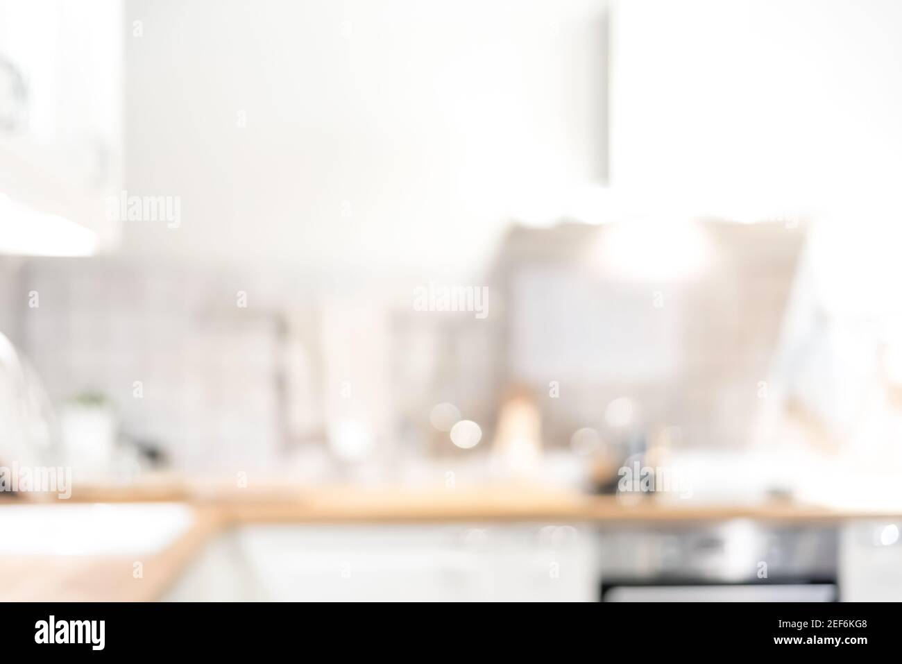 Verwackelte weiße Küche im Hintergrund Stockfoto