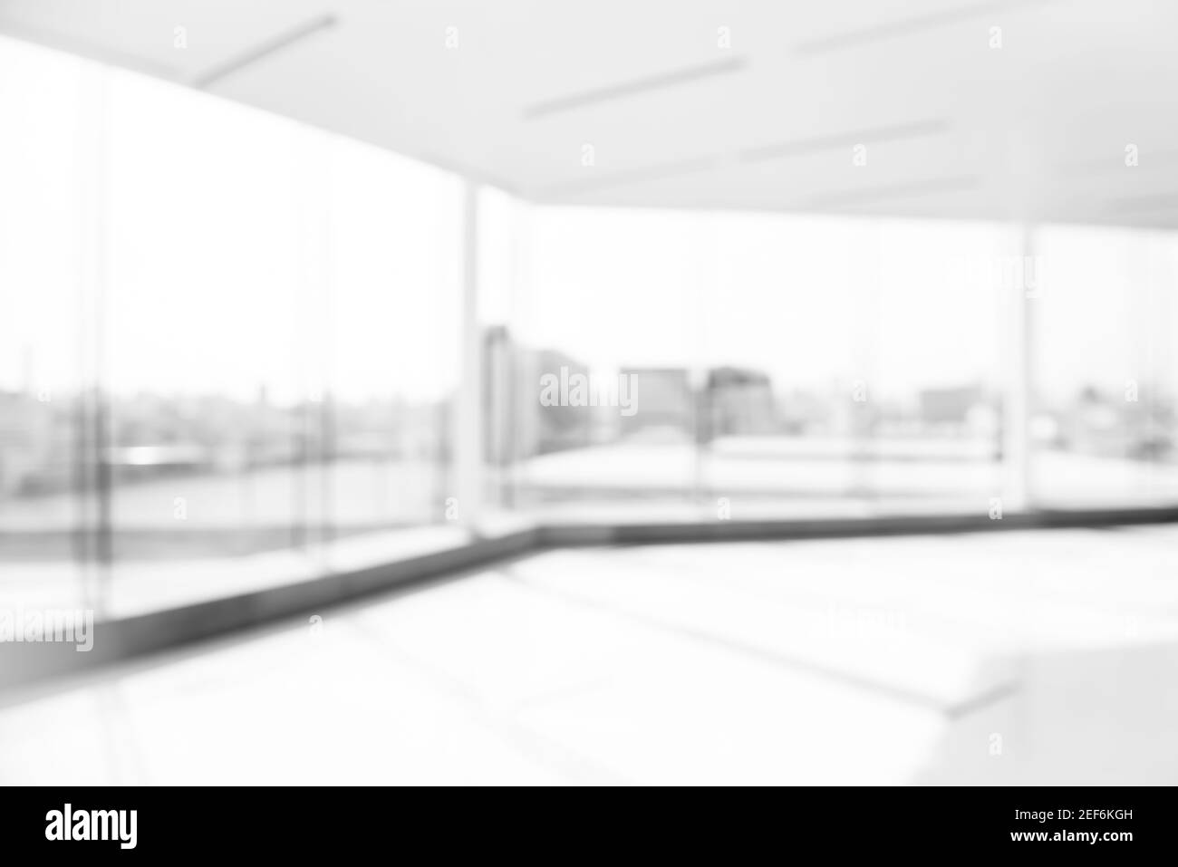 Verwischen Sie leere weiße Bürozimmer mit Glaswand, Blick auf das Stadtgebäude Stockfoto