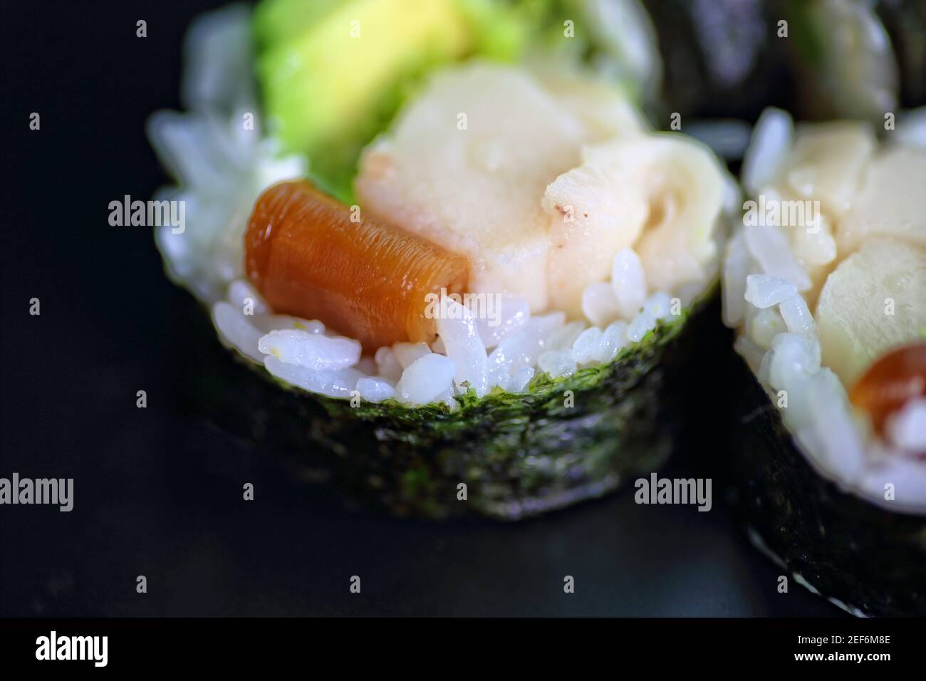 Nahaufnahme eines appetitlichen Stückes Sushi Stockfoto