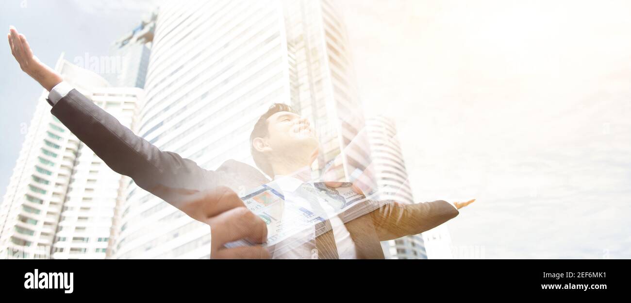 Erfolg Geschäftsmann in der Stadt, die seine Arme mit Gesicht nach oben, finanzielle Freiheit Konzepte - Web-Banner, doppelte Belichtung Wirkung Stockfoto