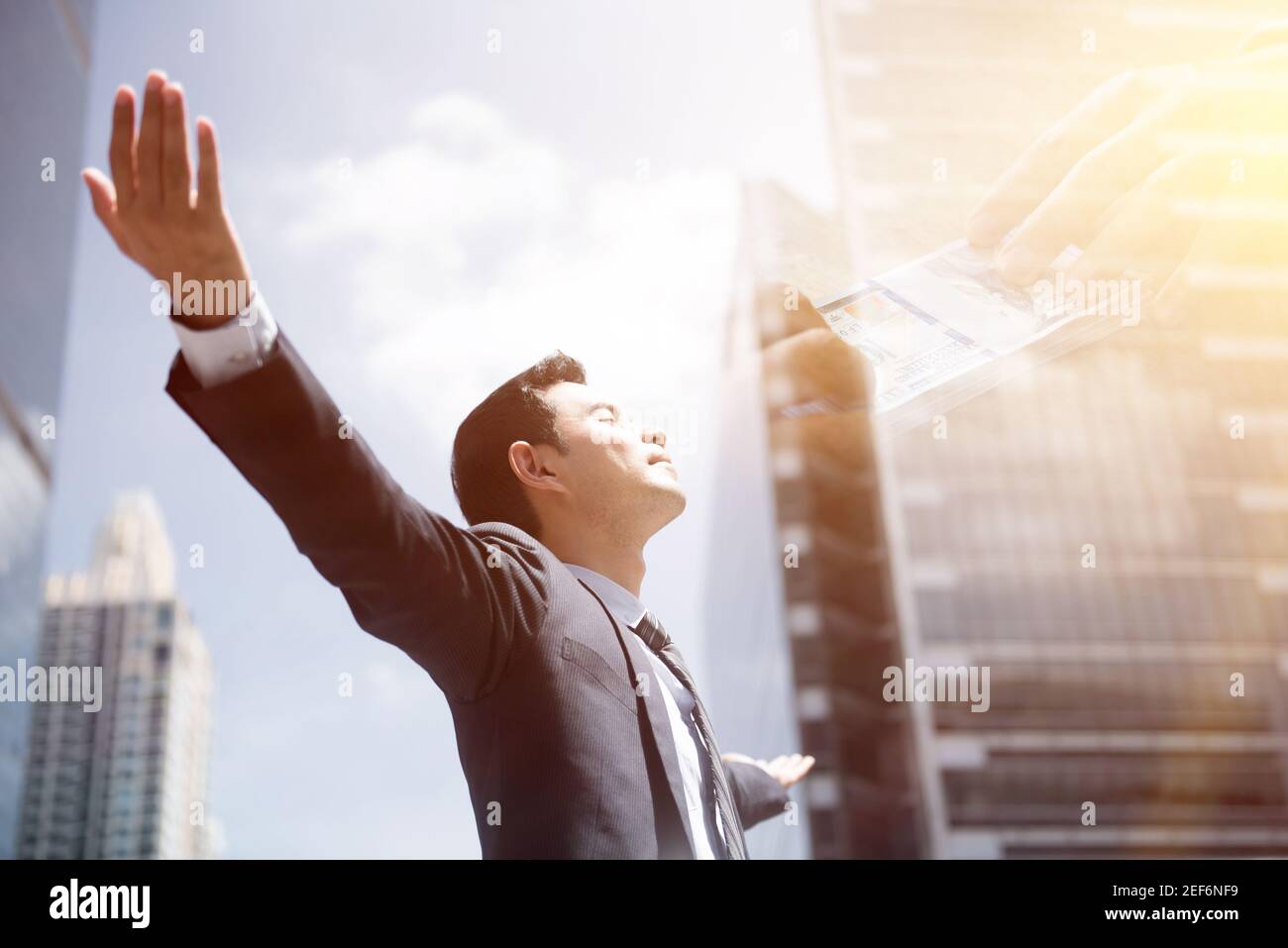 Erfolg Geschäftsmann in der Stadt seine Arme, offene Palmen, mit Gesicht nach oben - finanzielle Freiheit Konzepte, doppelte Exposition Wirkung Stockfoto