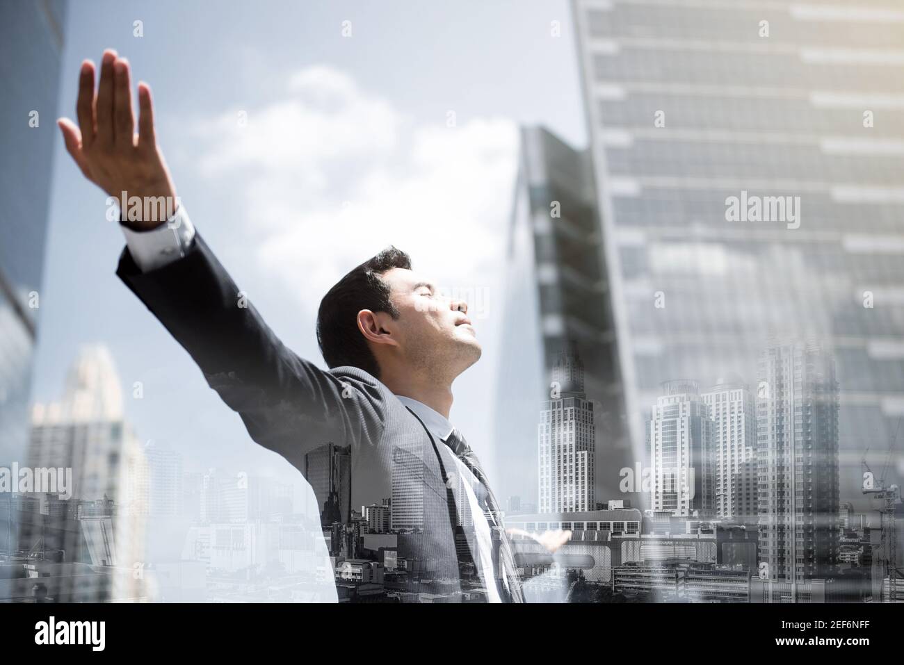 Geschäftsmann in der Stadt seine Arme heben, öffnen Sie Palmen, mit dem Gesicht nach oben auf der Suche - Stärkung, Erfolg und Freiheit Konzepte, Double Exposure Effekt Stockfoto