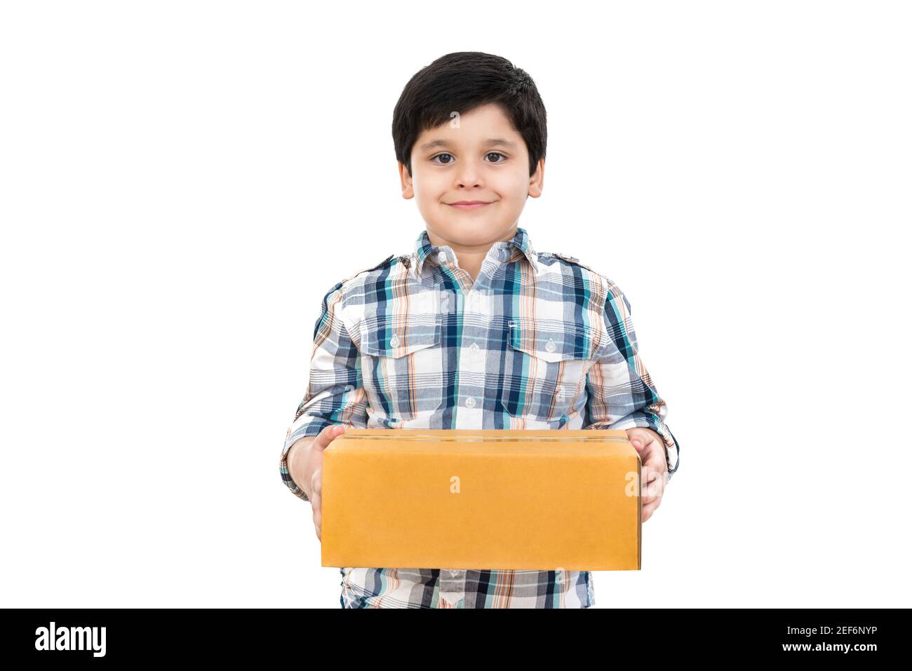 Niedlicher Junge in der Box, auf weißem Hintergrund - Lieferkonzept Stockfoto