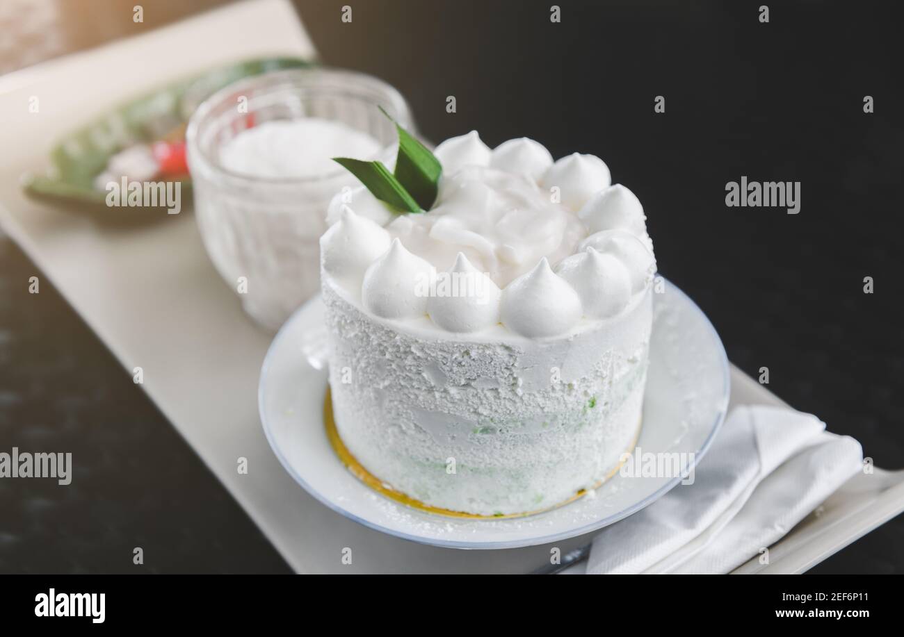 Weißes Kokoskuchen-Set mit Innenbeleuchtung. Stockfoto
