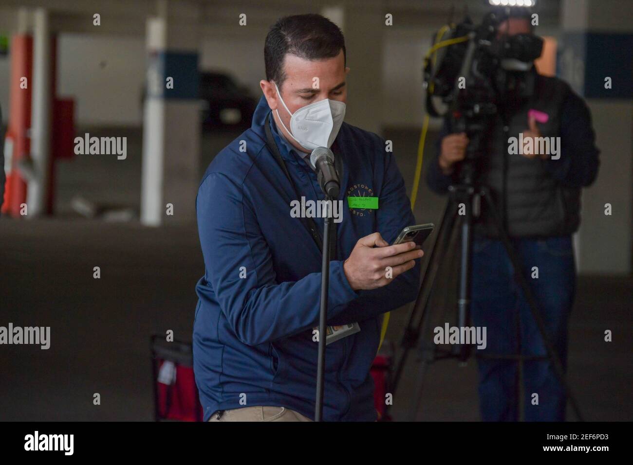 ABC 7 Reporter Josh Haskell stellt eine Frage an Kalifornien Gouverneur. Gavin Newsom bei einer Pressekonferenz zur Eröffnung eines Landes- und Bundesstaates Stockfoto