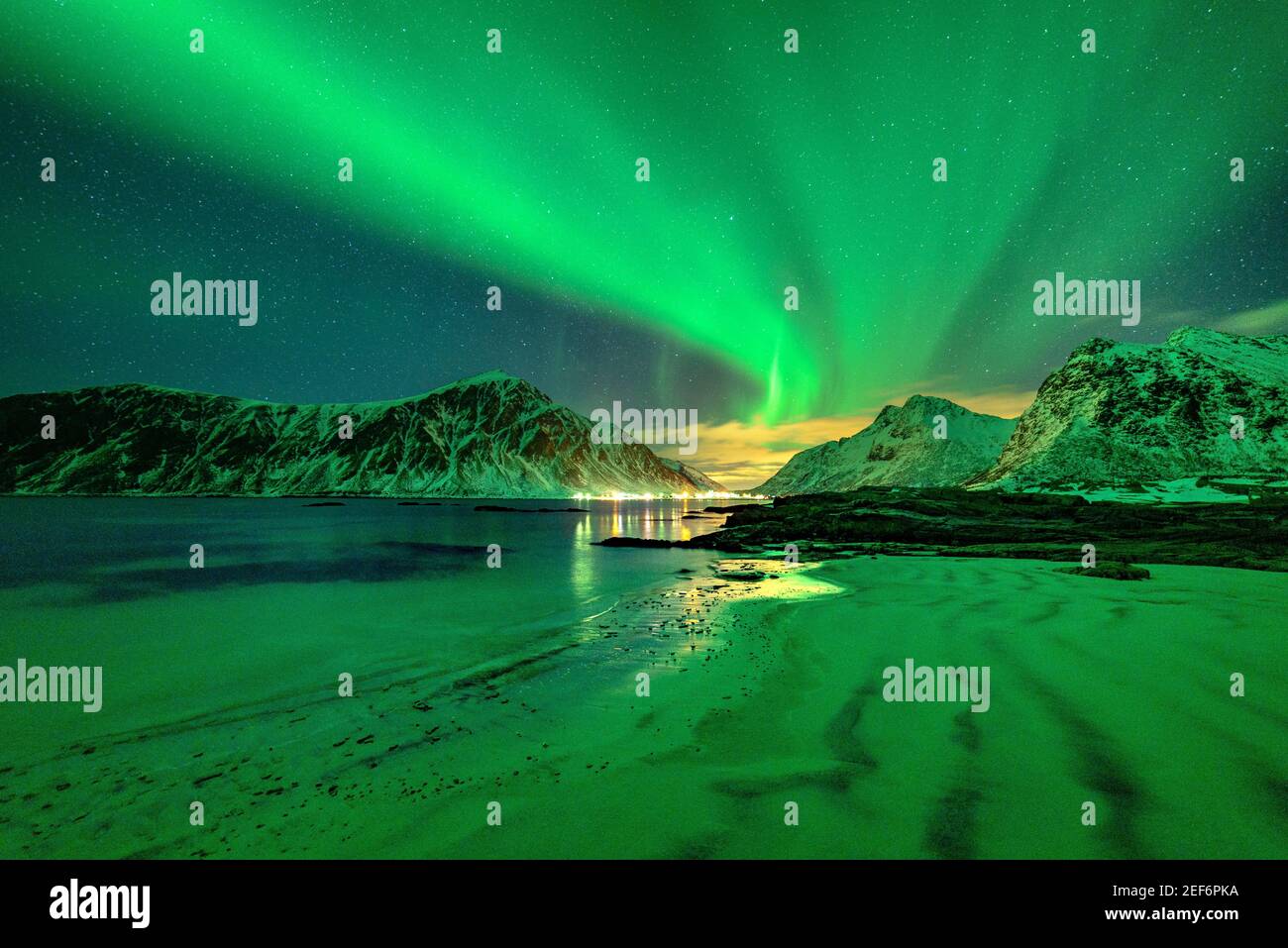 Winter Nordlichter in Skagsanden Beach (Lofoten, Norwegen) ESP: Auroras Boreals invernales en la playa de Skagsanden Beach (Lofoten, Noruega) Stockfoto