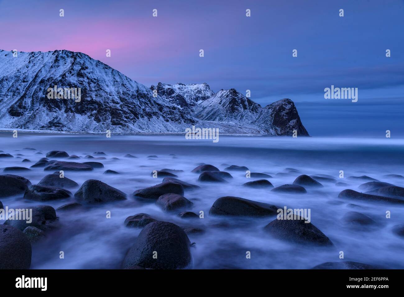 Wintersonnenaufgang in Unstad Beach (Lofoten, Norwegen) ESP: Amanecer invernal en la playa de Unstad (Lofoten, Noruega) Stockfoto