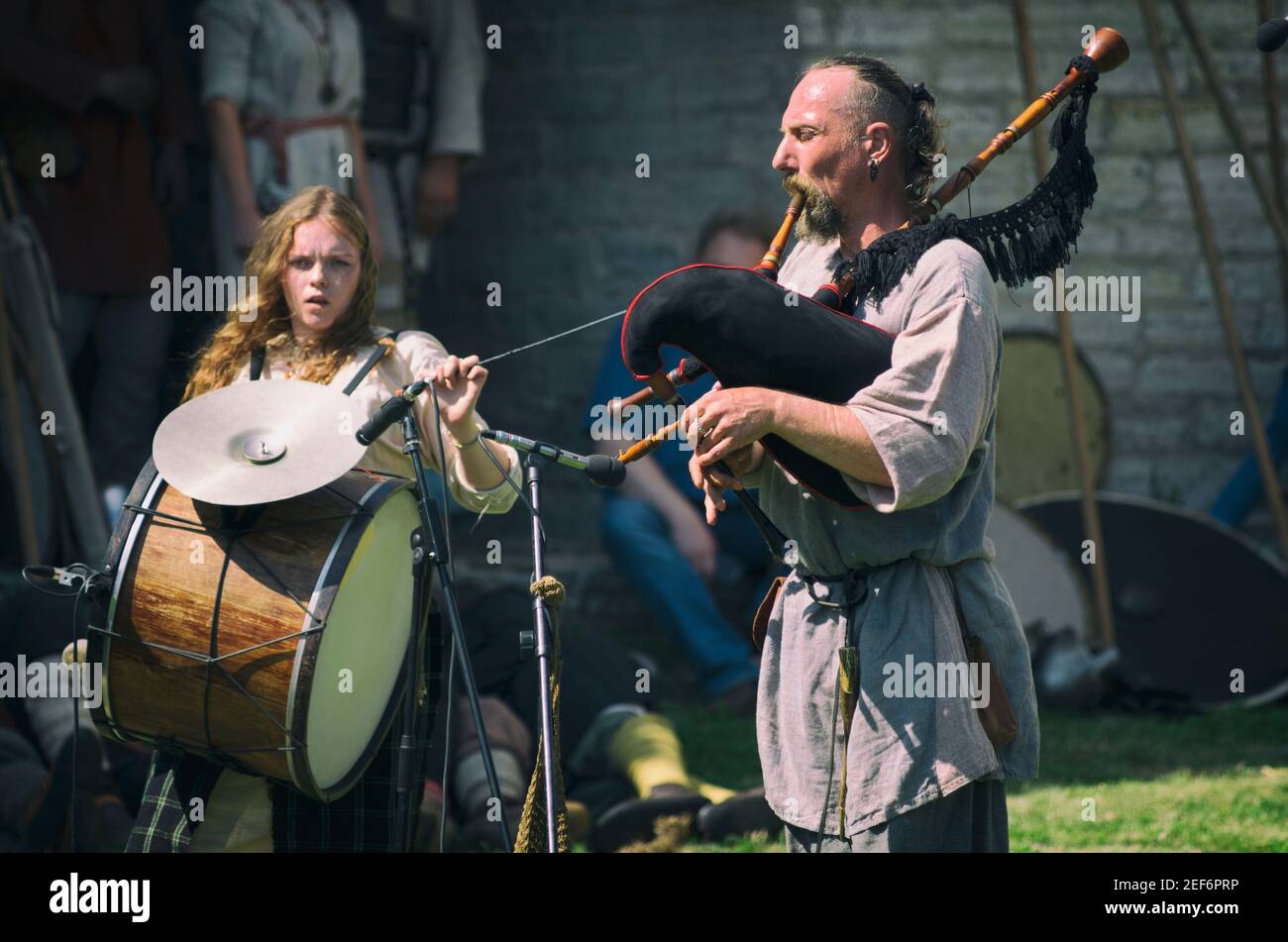 Staraya Ladoga, Sankt-Petersburg, Russland - 22. Juni 2019: Mittelalterlicher Dudelsack spielt bei einer historischen Nachstellung die Dudelsäcke Stockfoto