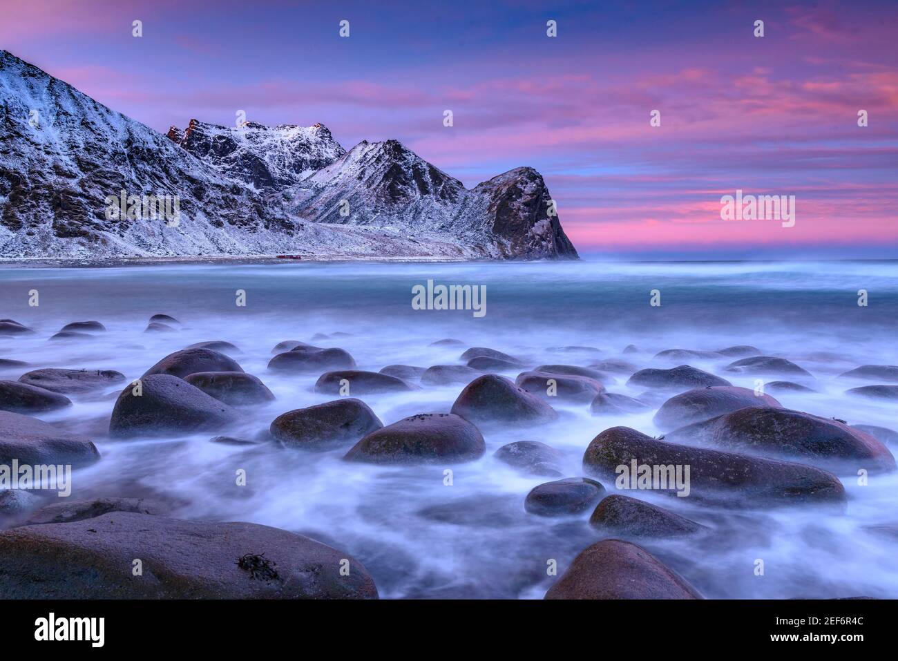 Wintersonnenaufgang in Unstad Beach (Lofoten, Norwegen) ESP: Amanecer invernal en la playa de Unstad (Lofoten, Noruega) Stockfoto