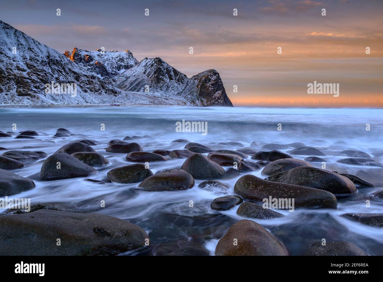 Wintersonnenaufgang in Unstad Beach (Lofoten, Norwegen) ESP: Amanecer invernal en la playa de Unstad (Lofoten, Noruega) Stockfoto