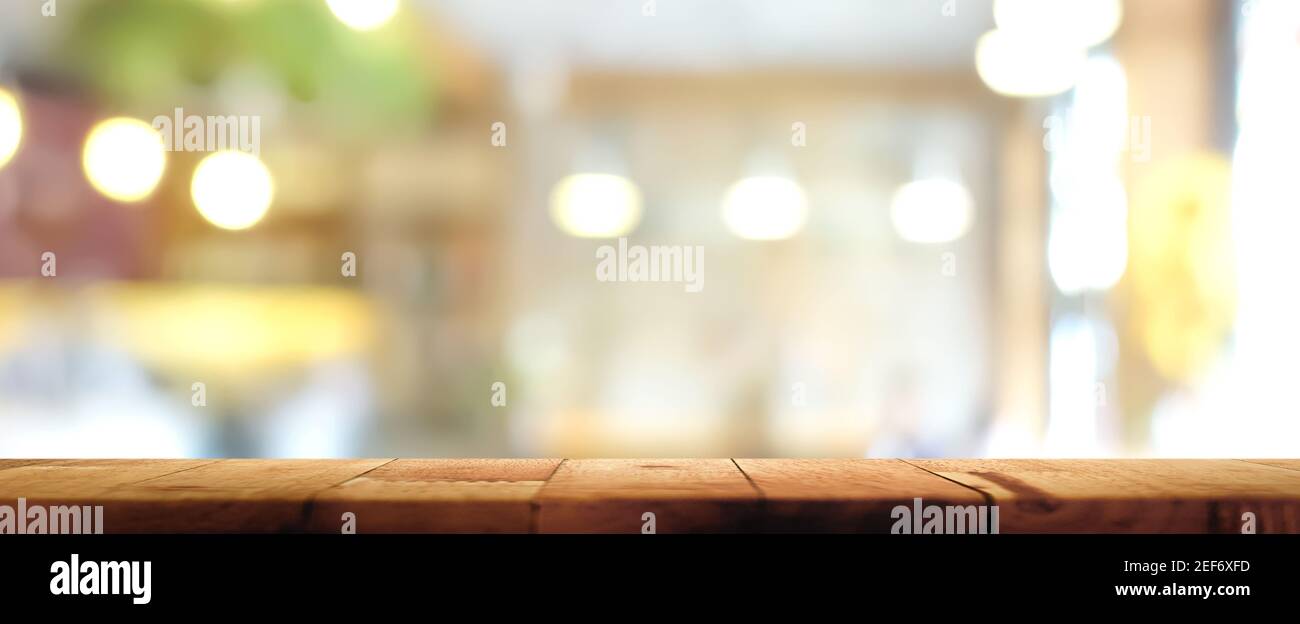 Holztischplatte auf Blur Restaurant Innenraum Hintergrund, Panorama-Banner - kann für die Anzeige Ihrer Produkte (oder Lebensmittel) verwendet werden Stockfoto