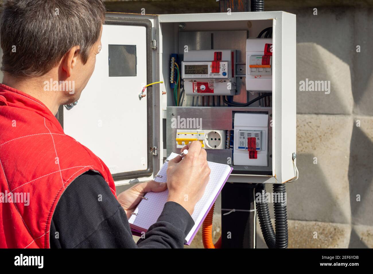 Ein Elektriker nimmt Kontrollmessungen von Stromzählern Stockfoto