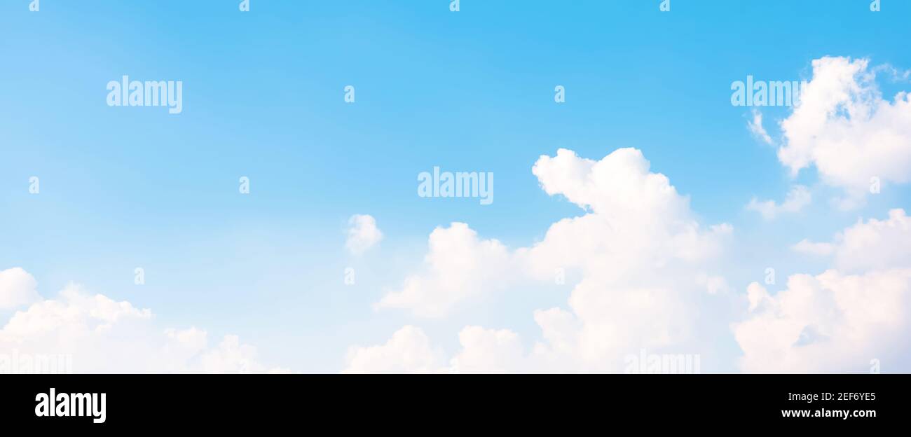 Schöner blauer Himmel und Wolke, Panorama Banner Hintergrund Stockfoto