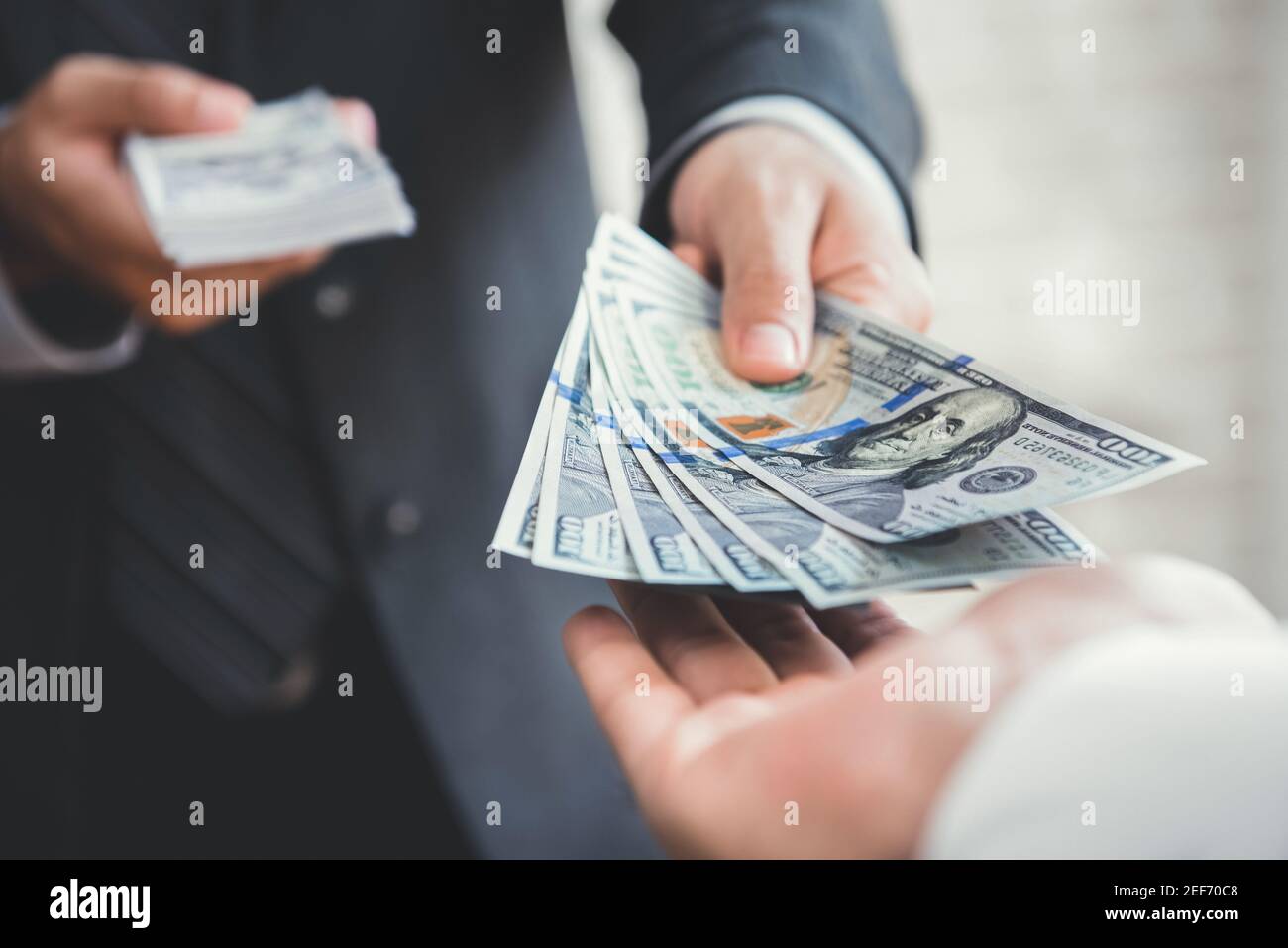 Geschäftsmann geben oder Geld zu zahlen, um einen Mann, US-Dollar (USD) Rechnungen - Kreditvergabe, Darlehen und finanzielle Konzepte Stockfoto