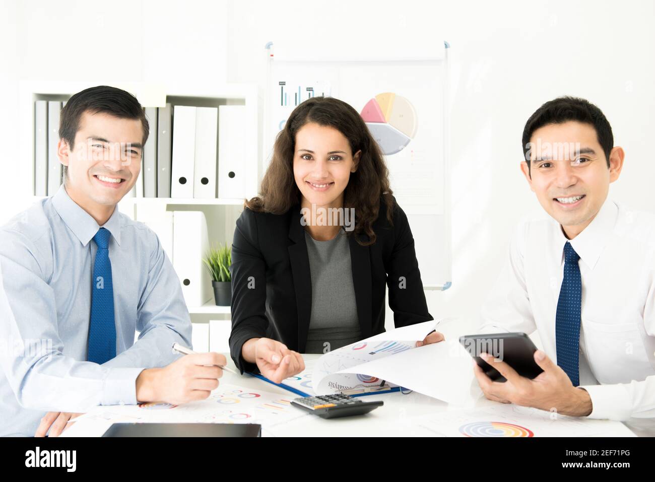 Gruppe von multiethnischen Geschäftsleuten am Besprechungstisch in Das Büro Stockfoto