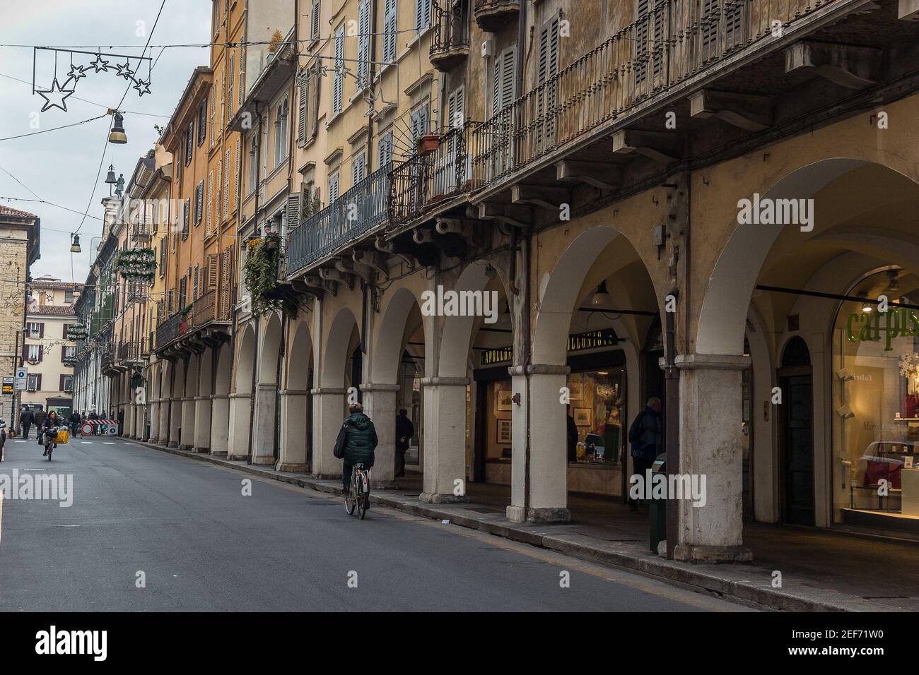 Gebäude mit Säulengängen, Balkon und Fenstern mit Holzfenstern geschlossen Stockfoto