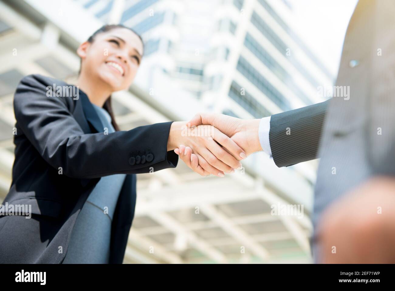 Geschäftsfrau Führer macht Handschlag mit ihrem Partner - Gruß Und Gratulation Konzept Stockfoto