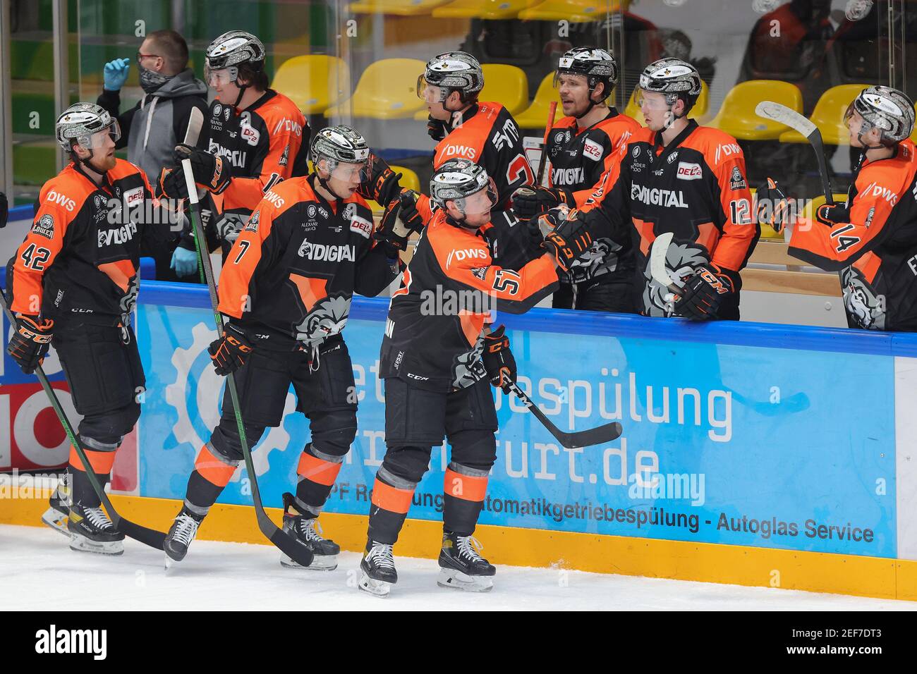 16. Februar 2021, Hessen, Frankfurt/Main: Eishockey: DEL2, Löwen Frankfurt - Bietigheim Steelers, Main Round, Matchday 19. Der Torschütze des 2:3, Christian Kretschmann (1st R) der Löwen Frankfurt High-Fives mit seinen Teamkollegen auf der Bank. Hinter ihm Kyle Sonnenburg (Nummer 7) und Alexej Dmitriev (Nummer 42). Foto: Jürgen Kessler/dpa Stockfoto