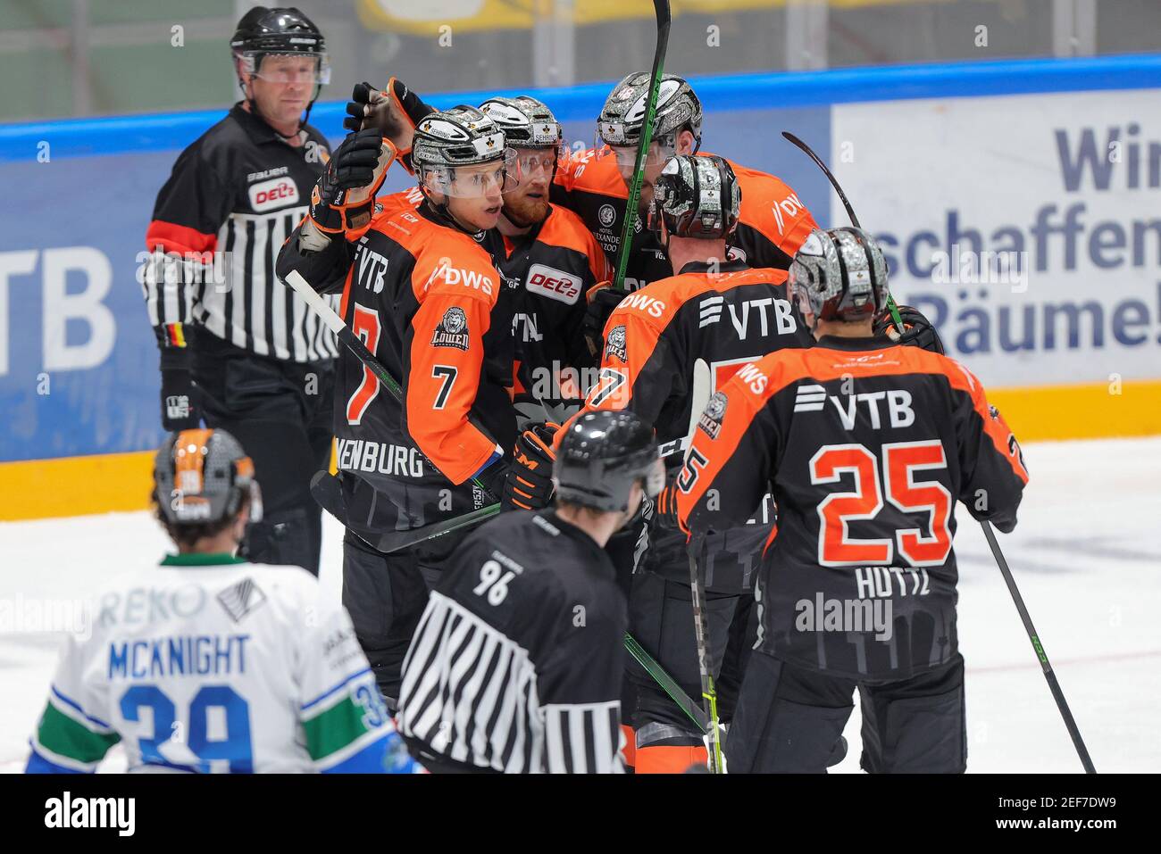 16. Februar 2021, Hessen, Frankfurt/Main: Eishockey: DEL2, Löwen Frankfurt - Bietigheim Steelers, Hauptrunde, Matchday 19. Jubel der Löwen nach dem Tor um 2:3 von Christian Kretschmann (2nd v.l.n.r.) mit den Spielern Kyle Sonnenburg (Nr. 7, l-r), Alexej Dmitriev (Nr. 42), Mike Mieszkowski (Nr. 48) und Leon Huettl (Nr. 25). Foto: Jürgen Kessler/dpa Stockfoto