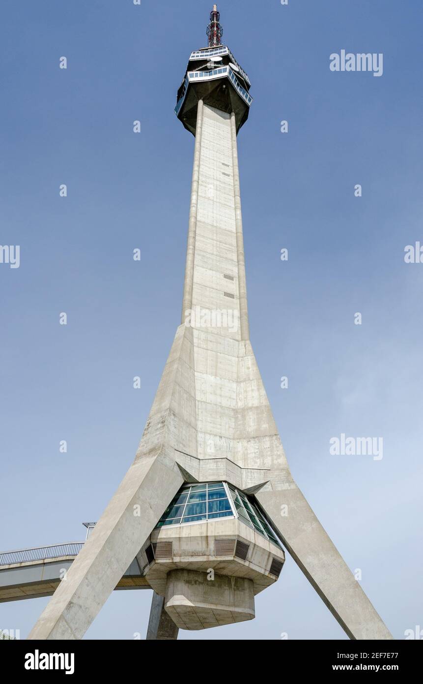 Avala Tower, Belgrad, Serbien. Telekommunikationsturm auf dem Berg Avala in Belgrad. Berühmtes Wahrzeichen und Symbol des Stolzes. Stockfoto