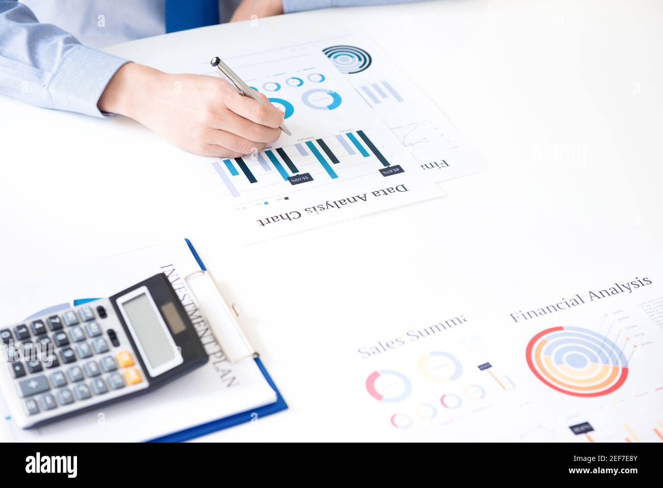 Geschäftsmann analysiert Finanzgraph Datendokument auf Schreibtisch Stockfoto