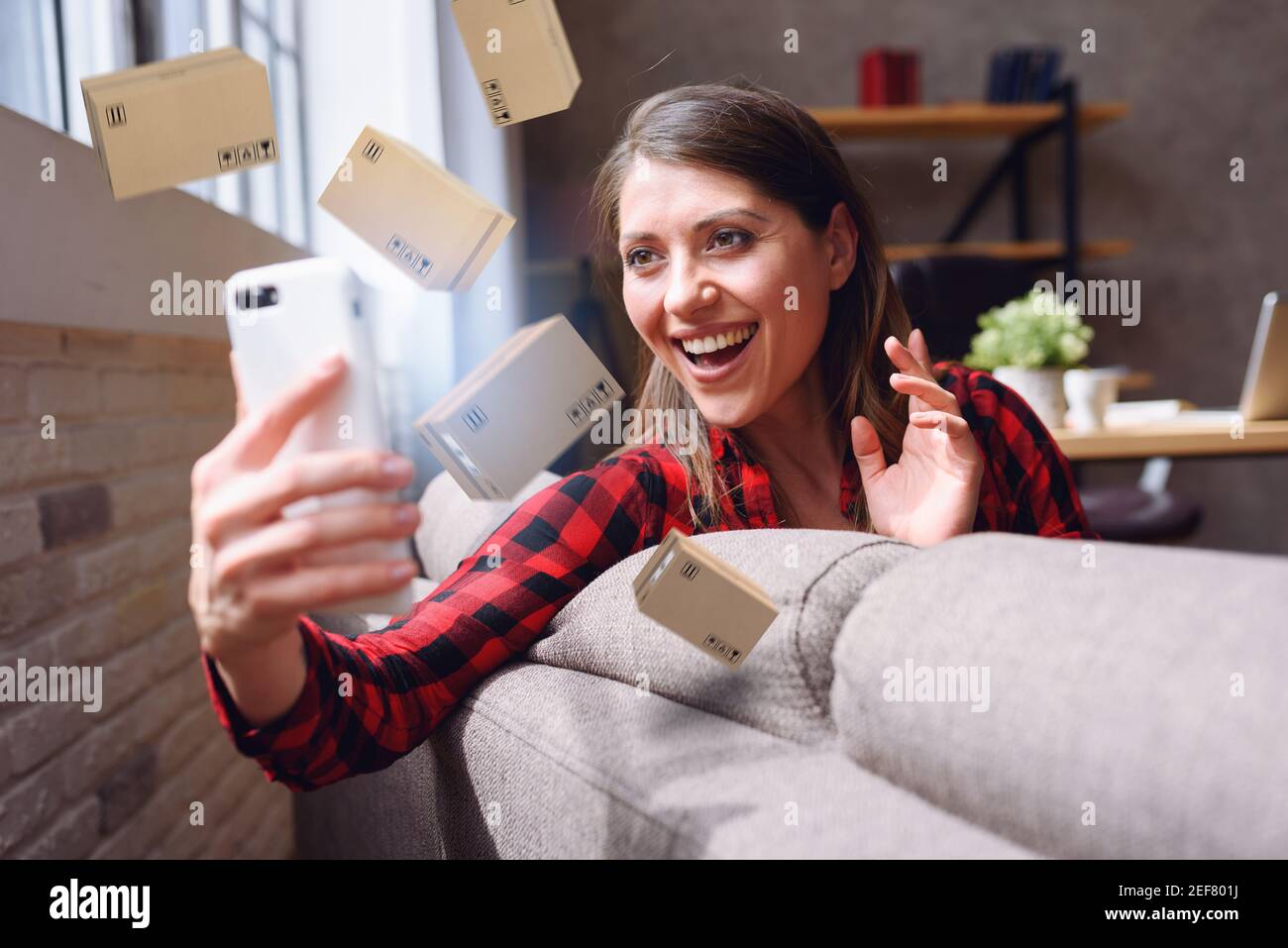 Frau macht Einkaufen über E-Commerce Online-Shop per Smartphone. Konzept der schnellen Lieferung Stockfoto