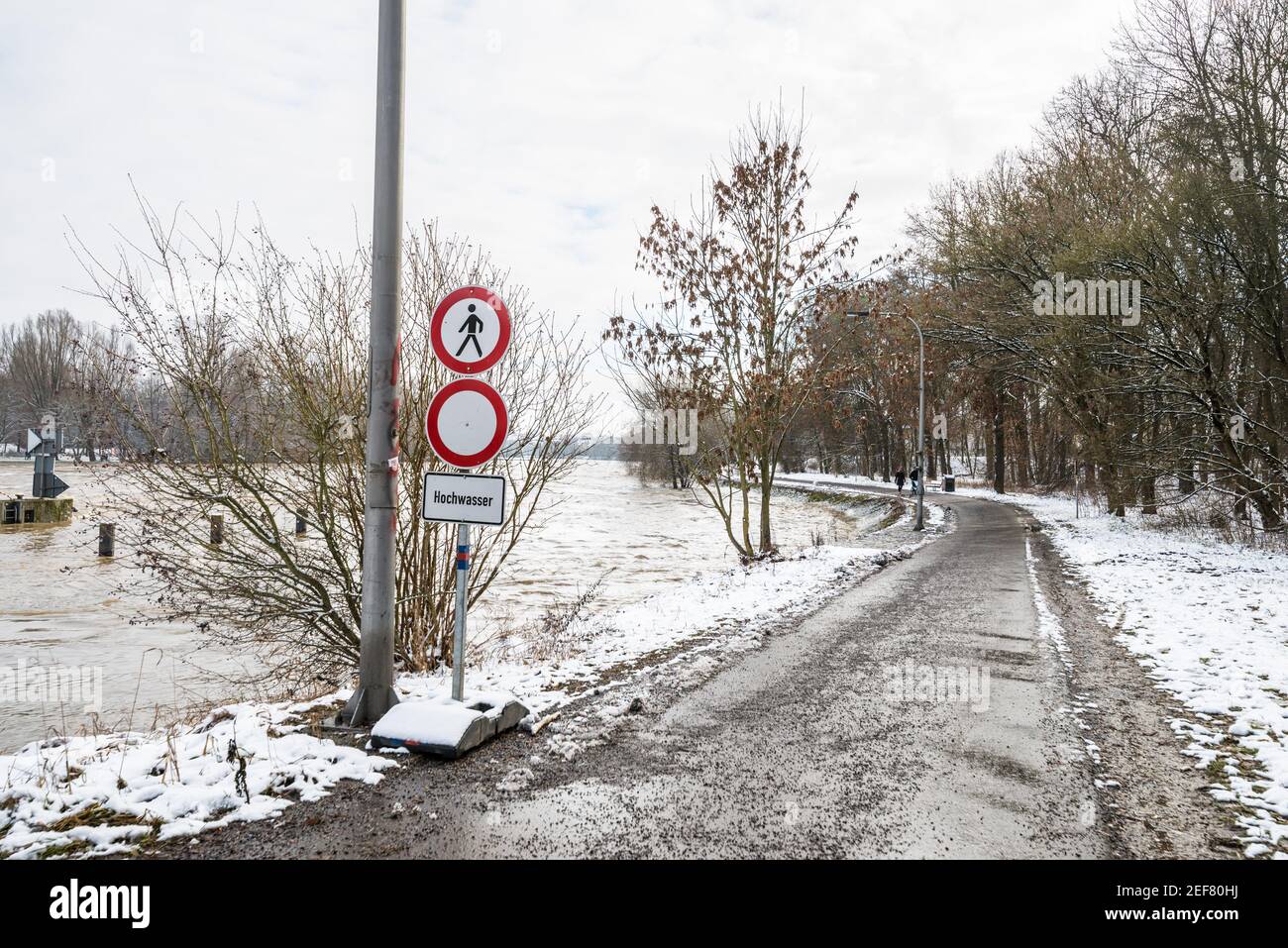 Verbotsschilder bei der Flut der Donau in Winter 2021 in Regensburg mit dem Hinweis - Hochwasser - In deutscher Sprache Stockfoto
