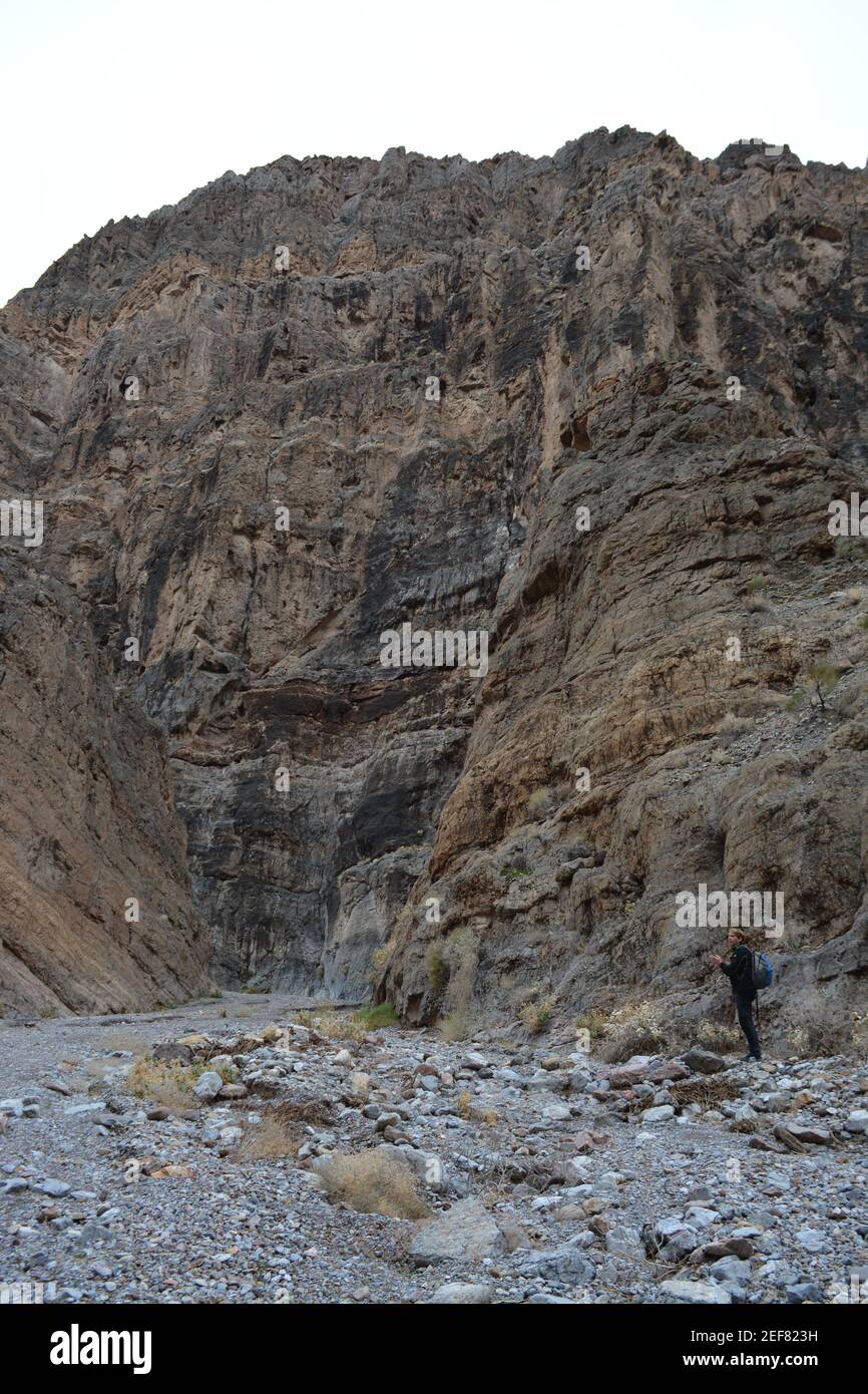 Eine Person, die in der titus Schlucht im Tod wandert Valley National Park an einem Dezembertag Stockfoto