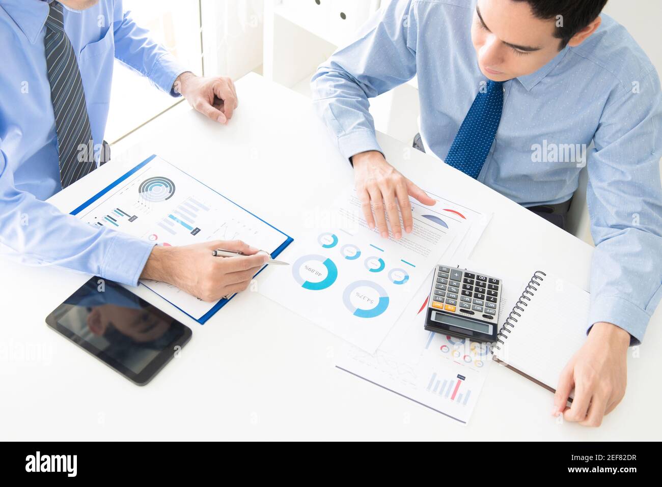 Geschäftsleute diskutieren und analysieren finanzielle Dokumente Stockfoto