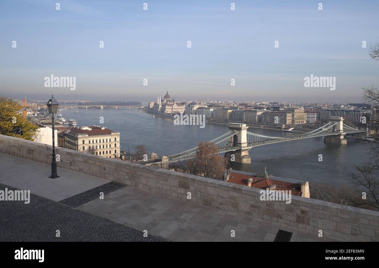 Die berühmte Kettenbrücke, Szechenyi-Brücke, über die Duna (Donau), von der Burg aus gesehen, Budapest, Ungarn. Stockfoto