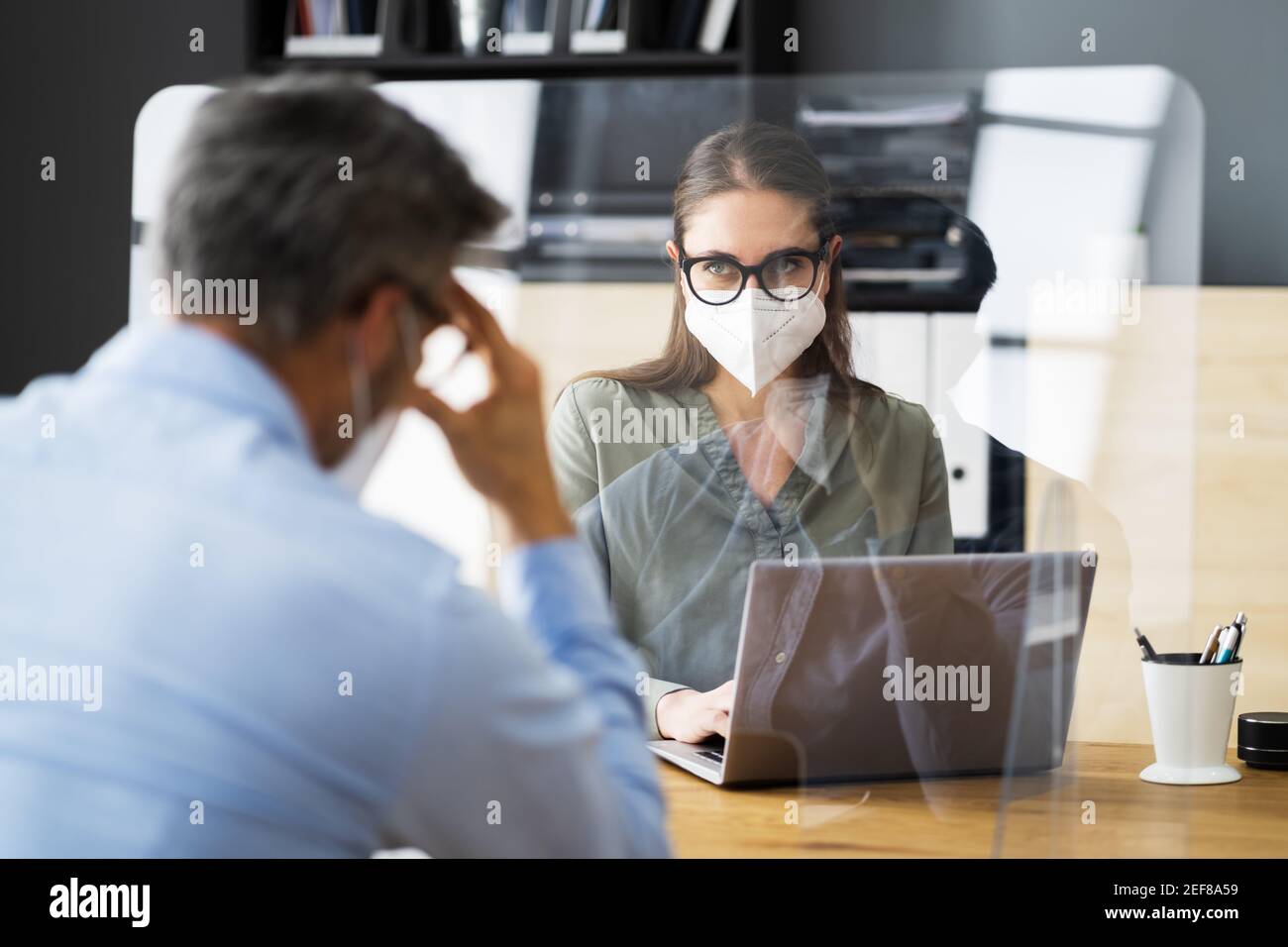 Job Interview Mit Niesen Guard Und Covid Maske Stockfoto