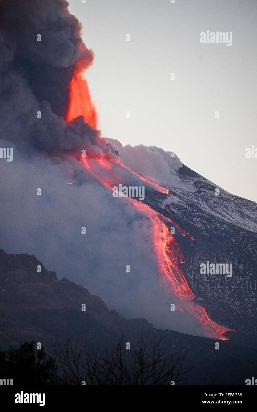 Catania, Italien. Februar 2021, 16th. Giarre (Catania) heftige Paroxysmus seiner Majestät Ätna, eine eruptive Wut, die etwa sechs Ströme erzeugt, die in das Tal des Ochsen gegossen. Vulkanische Asche mit vulkanischen Steinen gemischt hat die Stadt Catania investiert redaktionelle Verwendung nur Kredit: Unabhängige Fotoagentur/Alamy Live News Stockfoto