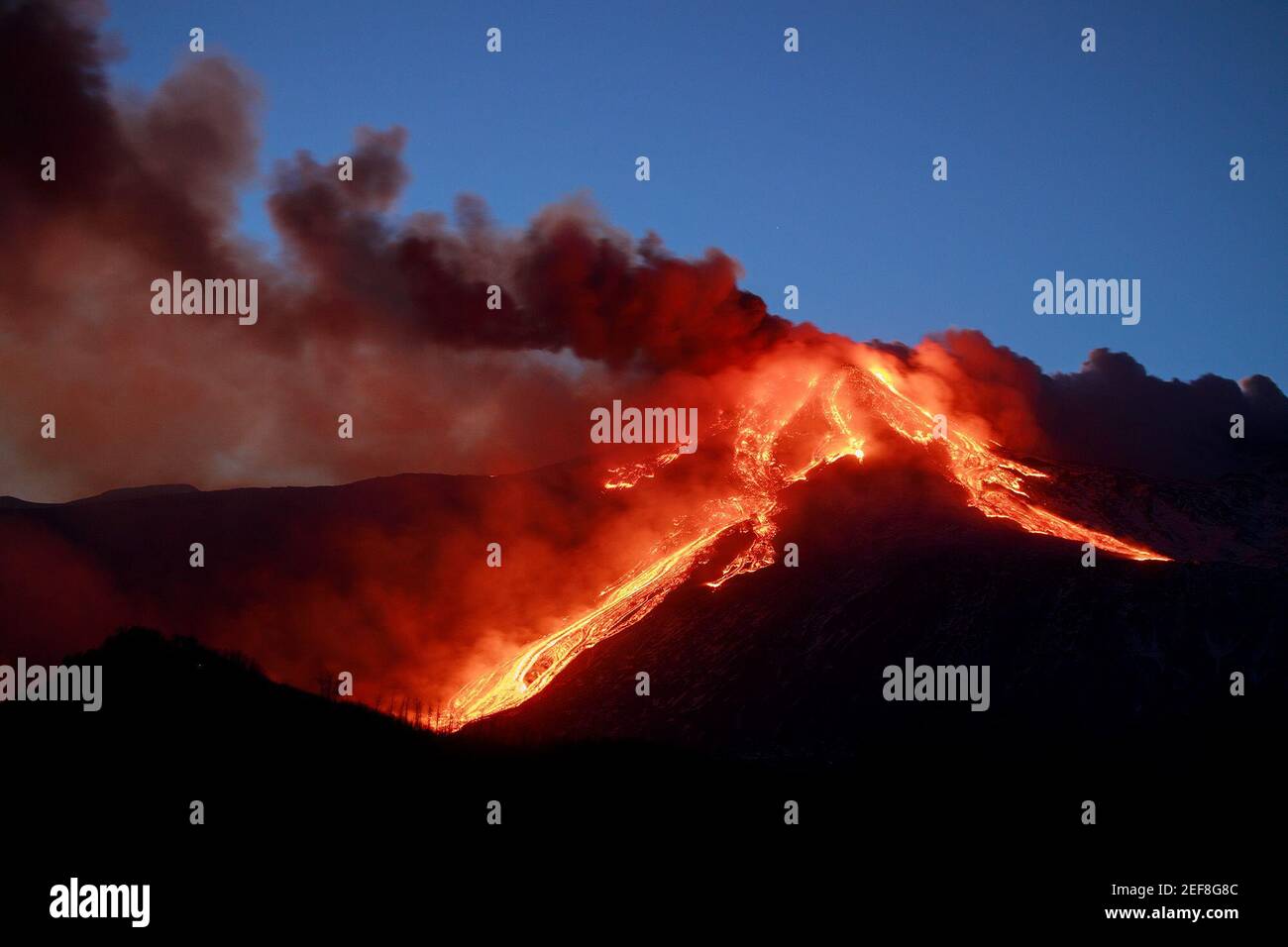 Catania, Italien. Februar 2021, 16th. Sant'Alfio (Catania) gewalttätige Paroxysmus seiner Majestät Ätna, eine eruptive Wut, die etwa sechs Ströme erzeugt, die in das Tal des Ochsen gegossen. Vulkanasche mit vulkanischen Steinen gemischt hat die Stadt Catania investiert. Redaktionelle Verwendung Nur Kredit: Unabhängige Fotoagentur/Alamy Live Nachrichten Stockfoto