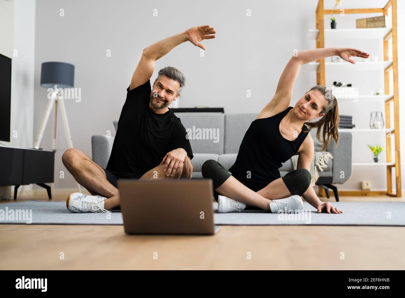 Online Laptop Home Fitness Workout Und Bewegung Stockfoto