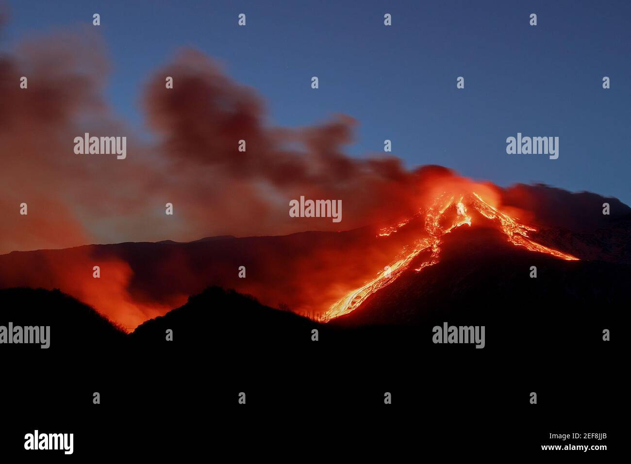 Catania, Italien. Februar 2021, 16th. 2/16/2021 - Sant'Alfio (Catania) gewalttätige Paroxysmus seiner Majestät Ätna, eine eruptive Wut, die etwa sechs Ströme erzeugt, die in das Tal des Ochsen gegossen. Vulkanasche mit vulkanischen Steinen gemischt hat die Stadt Catania investiert. Nur redaktionelle Verwendung (Foto: IPA/Sipa USA) Quelle: SIPA USA/Alamy Live News Stockfoto