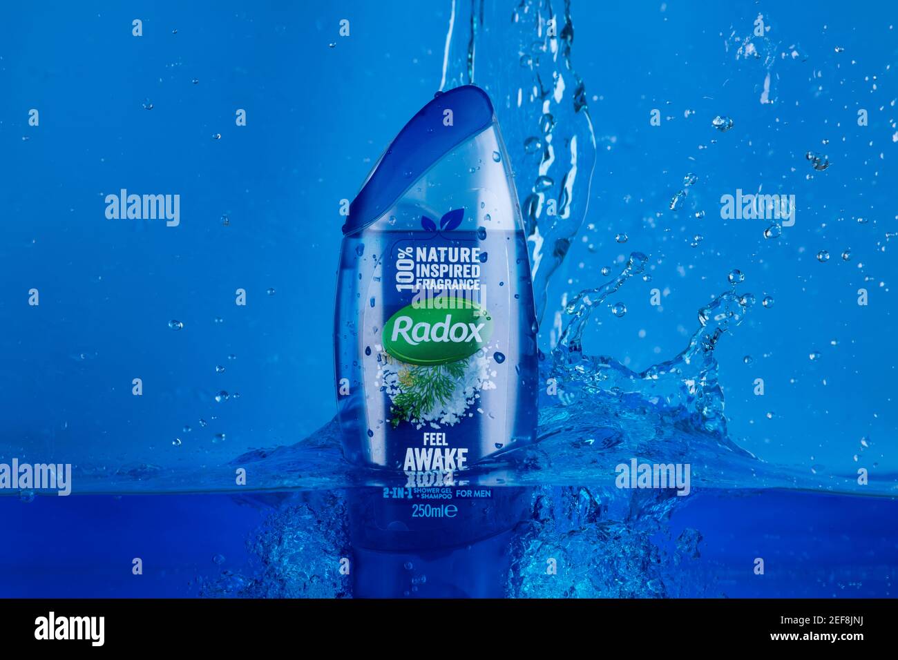 RADOX Duschgel in blauem Wasser vor blauem Hintergrund. Stockfoto