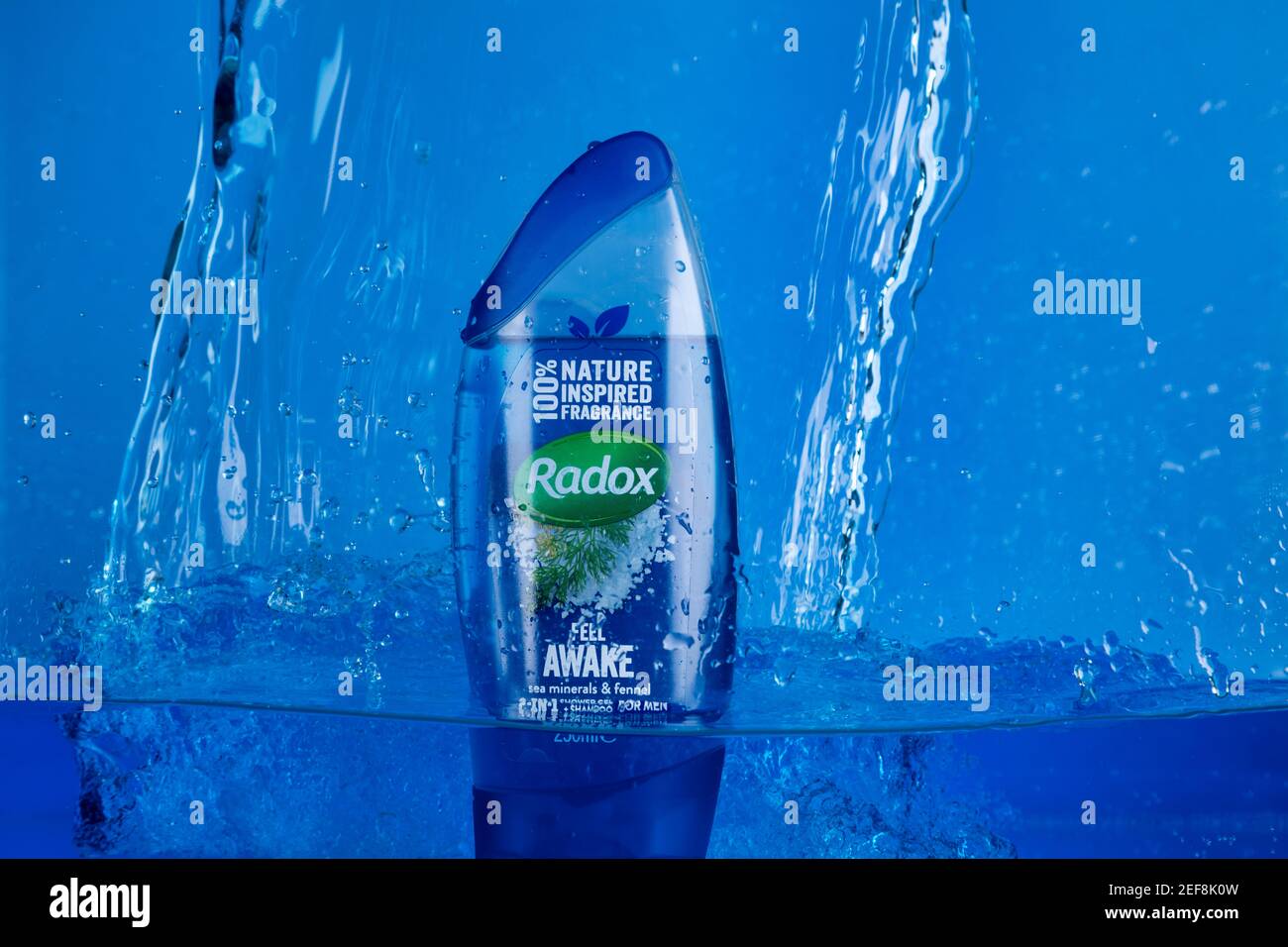 RADOX Duschgel in blauem Wasser vor blauem Hintergrund. Stockfoto