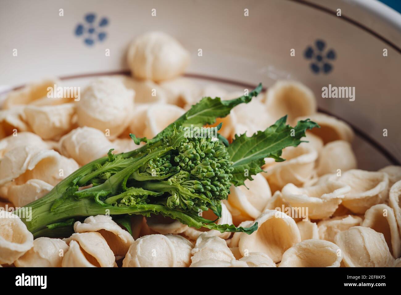 Traditionelles apulisches Gericht mit Orecchiette-förmigen Nudeln und Rüben-Tops Gemüse Stockfoto