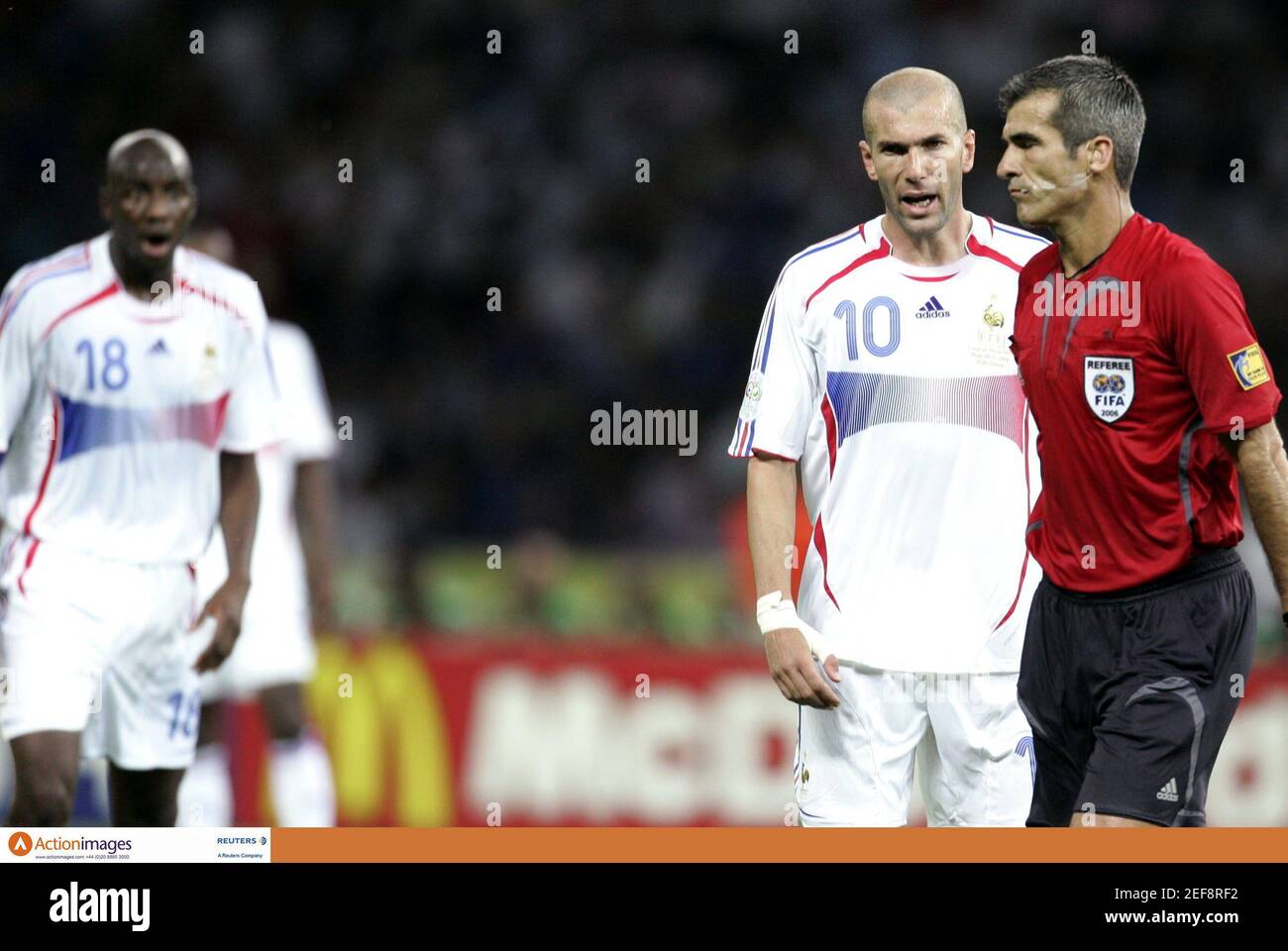 Fußball - Italien gegen Frankreich 2006 Finale der FIFA Fußball-Weltmeisterschaft  - Deutschland - Olympiastadion, Berlin - 9/7/06 der französische Zinedine  Zidane appelliert an Schiedsrichter Horacio Marcelo Elizondo, nachdem er  abgeschickt wurde ...