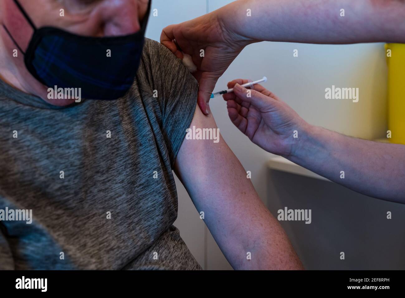 Edinburgh, Schottland, Großbritannien, 17th. Februar 2021. Covid-19 Impfzentrum in Ingliston: Das Impfprogramm für die über 60s in Schottland wird im Royal Highland Showground, Ingliston, fortgesetzt. Ein 68-jähriger Mann hat seine erste Pfizer-Impfung von einer Krankenschwester Stockfoto