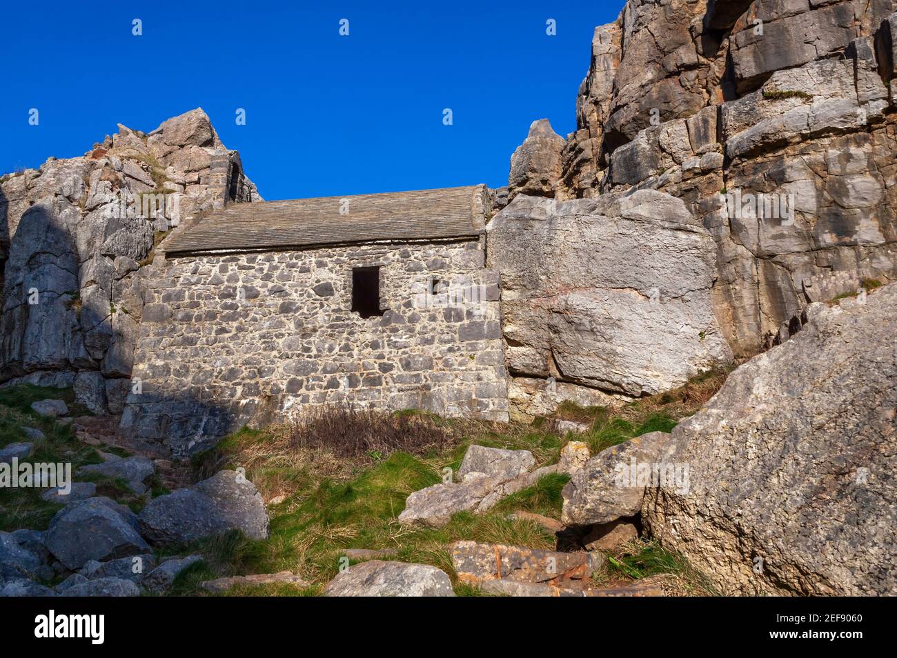 St Govan's Chapel in Bosherston Pembrokeshire South Wales Großbritannien, das Ist ein mittelalterliches Gebäude aus dem 14th. Jahrhundert und ein beliebter Tourist Reiseziel attraktiv Stockfoto