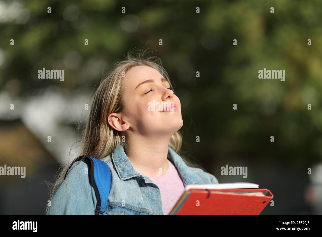 Glücklicher Schüler atmen frische Luft stehen in einem Park oder Universitätsgelände Stockfoto